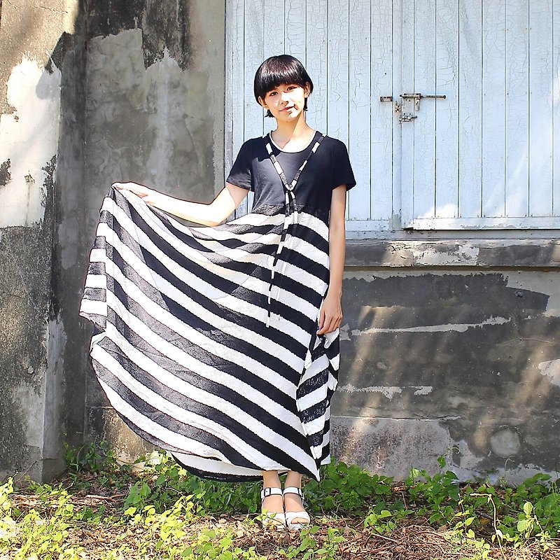 Black and white stripes  // two kinds of worn // long dress / dress/casual loose  dress - ชุดเดรส - เส้นใยสังเคราะห์ ขาว