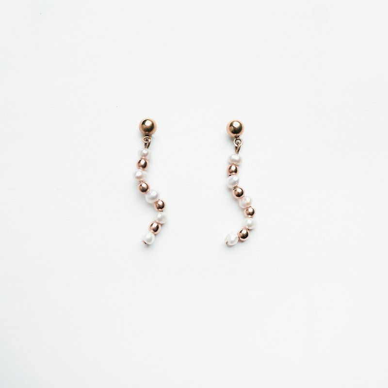 珍珠綢緞耳環 (曲) - Pearl Satin earrings (curve) - 耳環/耳夾 - 珍珠 金色