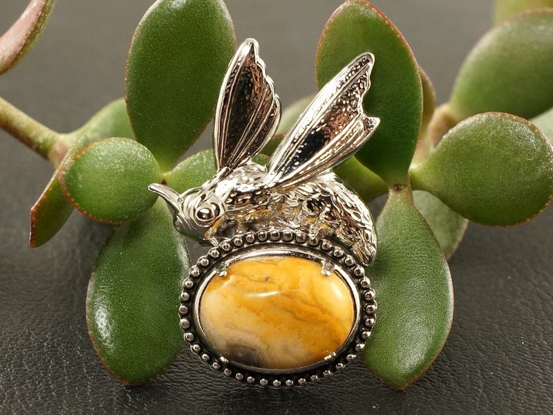 Ochre Honey Yellow Lace Agate Stone Silver Bee Insect Brooch Pin Woman Jewelry - เข็มกลัด - เครื่องประดับพลอย สีเหลือง