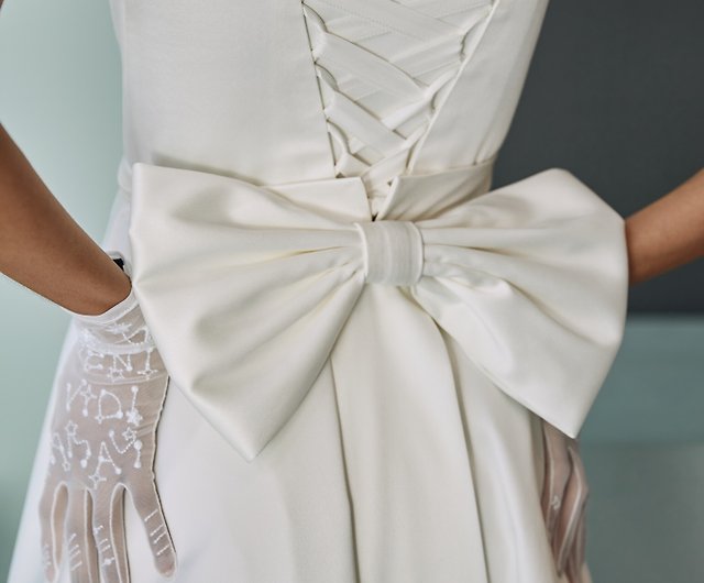 カクテルの白いドレス。シンプルなサテンのウェディングドレス。不思議