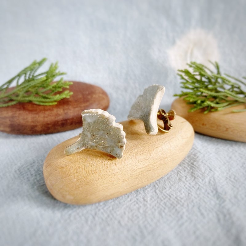 ginko / ceramic earrings - 耳環/耳夾/耳骨夾 - 陶 白色