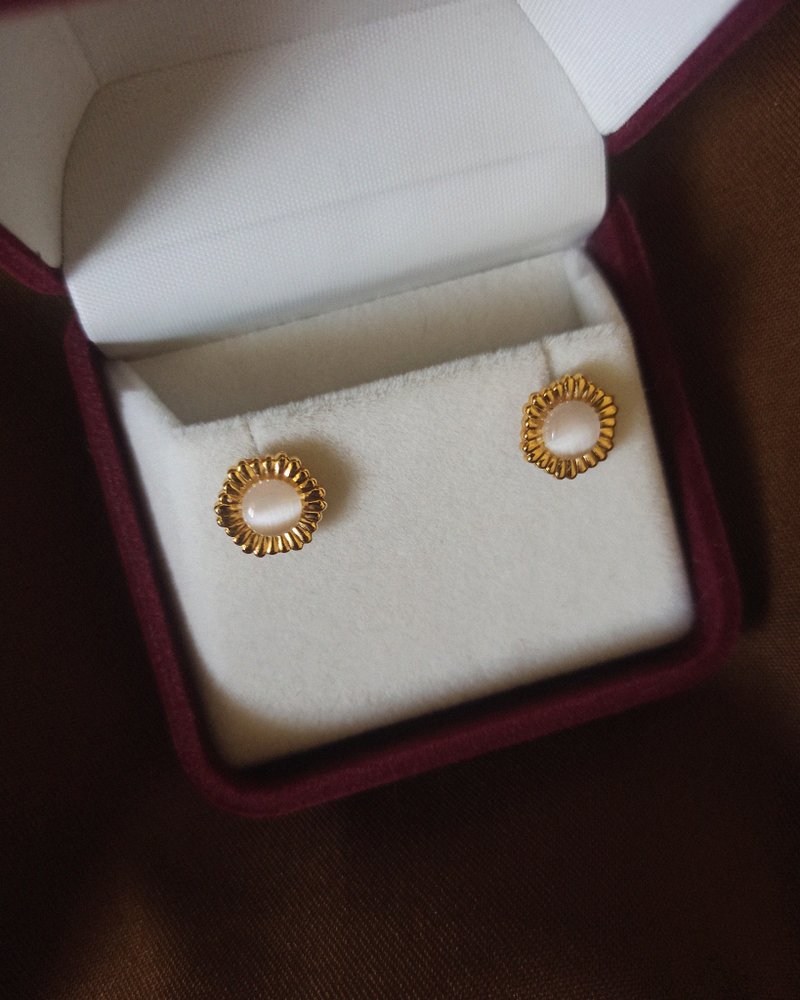 Hexagon gold edge cat eye earrings-Vintage - ต่างหู - คริสตัล สีทอง