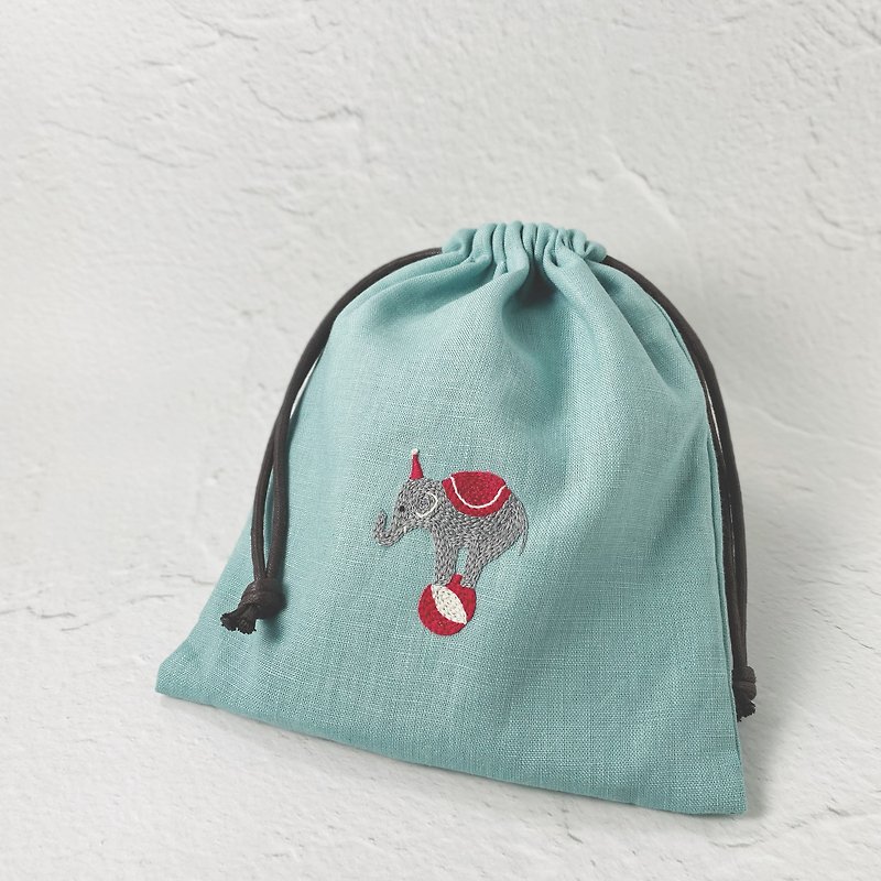 Circus Baby Elephant | Hand-embroidered Drawstring Pocket - กระเป๋าเครื่องสำอาง - ผ้าฝ้าย/ผ้าลินิน สีน้ำเงิน