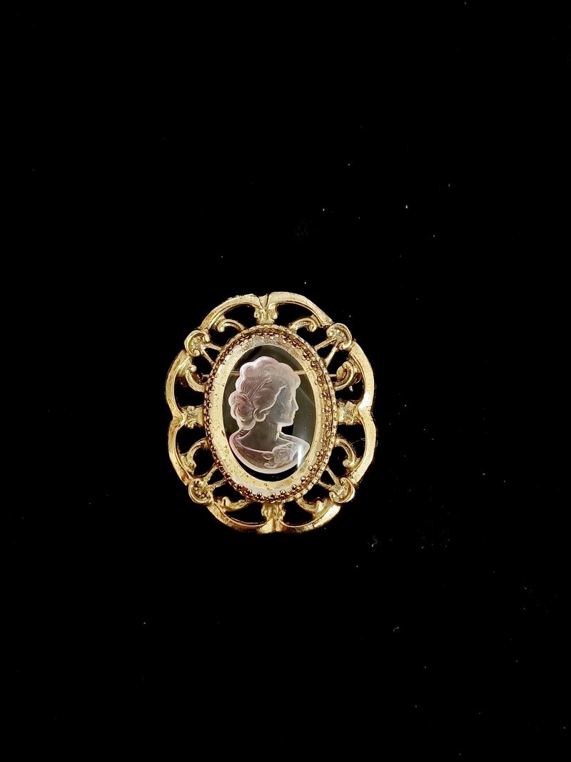 vintage jewelry antique CAMEO transparent glass ladies relief brooch - เข็มกลัด - โลหะ 