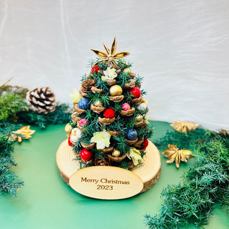 Xmas Gift Pine Cone Christmas Tree with Customized Name Wooden Plate LED Light - ช่อดอกไม้แห้ง - พืช/ดอกไม้ 