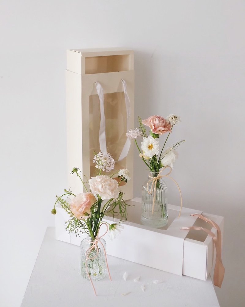 康乃馨小提盒組 附玻璃花器 母親節花禮 母親節禮物 鮮花 - 花瓶/陶器 - 植物．花 