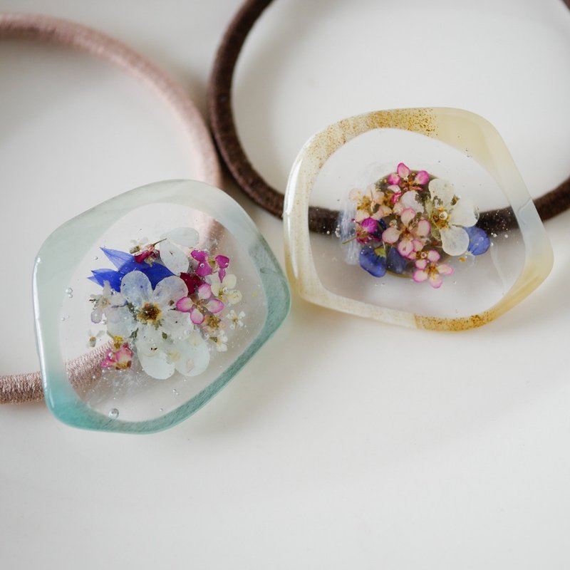 Mixed pressed flowers/Hair elastic in 2 colors - เครื่องประดับผม - เรซิน ขาว