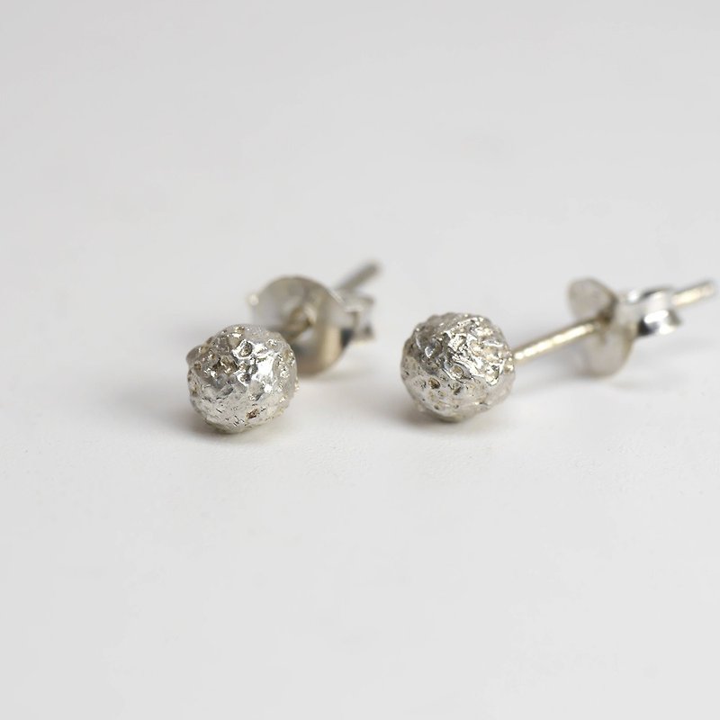 Silver Ball Stud Earrings - ต่างหู - เงินแท้ สีเงิน