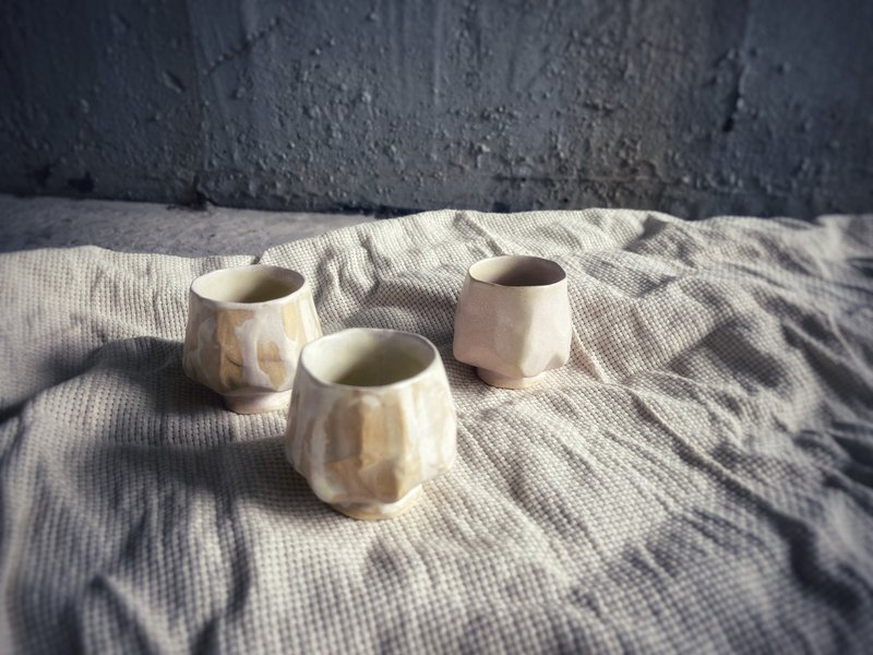 White pottery frosting on the table/Tulip tea cup set size S - tiger stripe and small strawberry 3-piece set - Teapots & Teacups - Pottery Multicolor