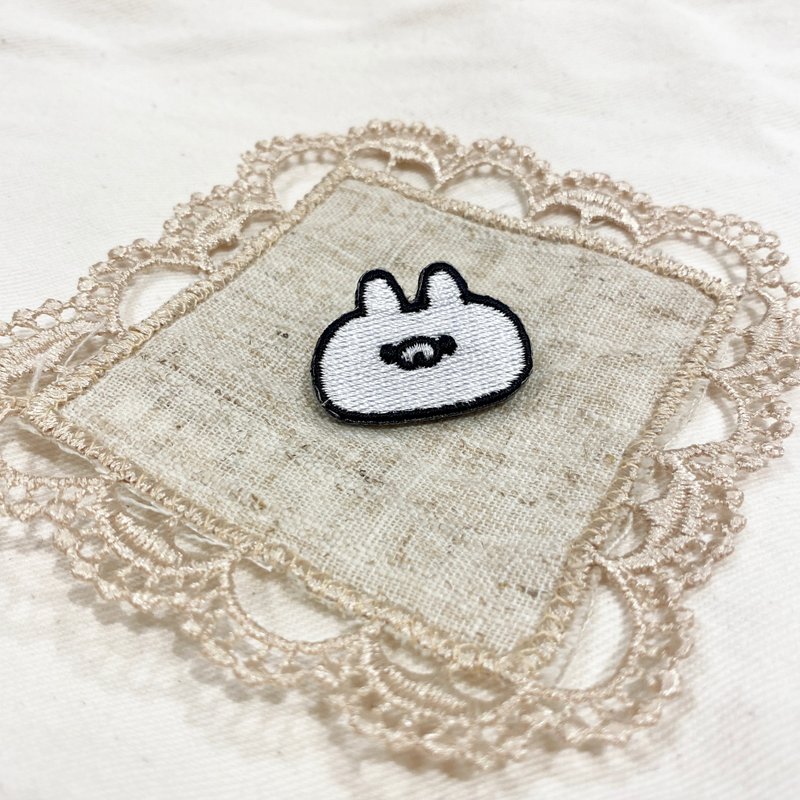 Embroidery Pin- White Cat - เข็มกลัด/พิน - งานปัก ขาว