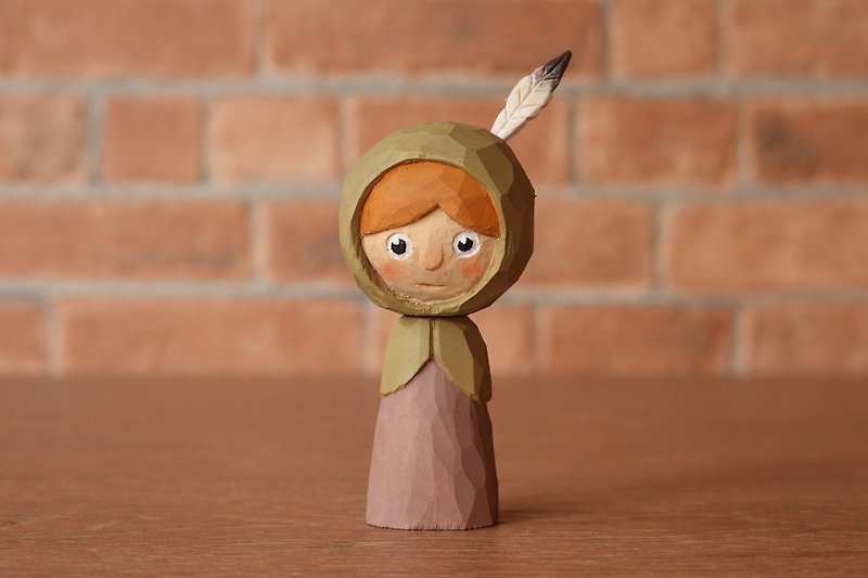 フードの女の子 - 人形・フィギュア - 木製 カーキ