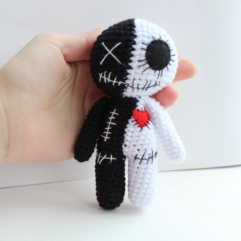 half black and half white Voodoo doll, Voodoo doll keychain, Voodoo doll keyring - ตุ๊กตา - ขนแกะ สีดำ