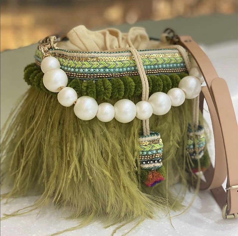 Woven Water Hyacinth Bag small square green feather embroidery - กระเป๋าแมสเซนเจอร์ - พืช/ดอกไม้ สีเขียว