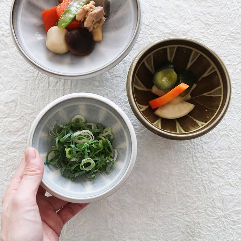 Koishiwarayaki Koishiwarayaki combed 3.5cm bowl white blue flashi 11cm - Plates & Trays - Pottery White