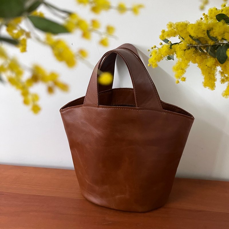 Mingen handmade products, versatile, elegant, simple and timeless cowhide handbag, small curved bag - กระเป๋าถือ - หนังแท้ สีนำ้ตาล