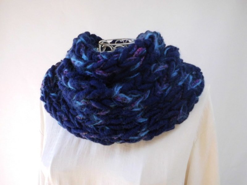 再出品・ふわふわスヌード(日本の紺)紺と紫・ふわりと丸まる幅広毛糸と、アルパカ入りモヘヤで暖か - スカーフ - その他の素材 ブルー