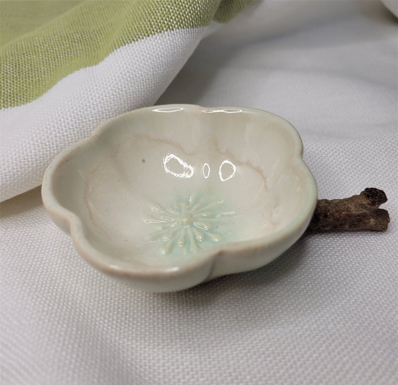 梅花系列- 附筷架小碟子  醬料碟 豆皿 書畫用墨池 - 碟子/醬料碟/醬油碟 - 瓷 