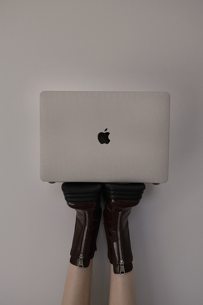クリームグレーのクロコダイル柄レザーMacBookオールインクルーシブ耐傷保護ケース APEEL STUDIO - タブレット・PCケース - 合皮 カーキ