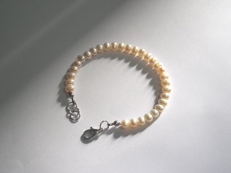 Freshwater Pearl Oval Meter Bracelet (Adjustable Length) - สร้อยข้อมือ - ไข่มุก ขาว