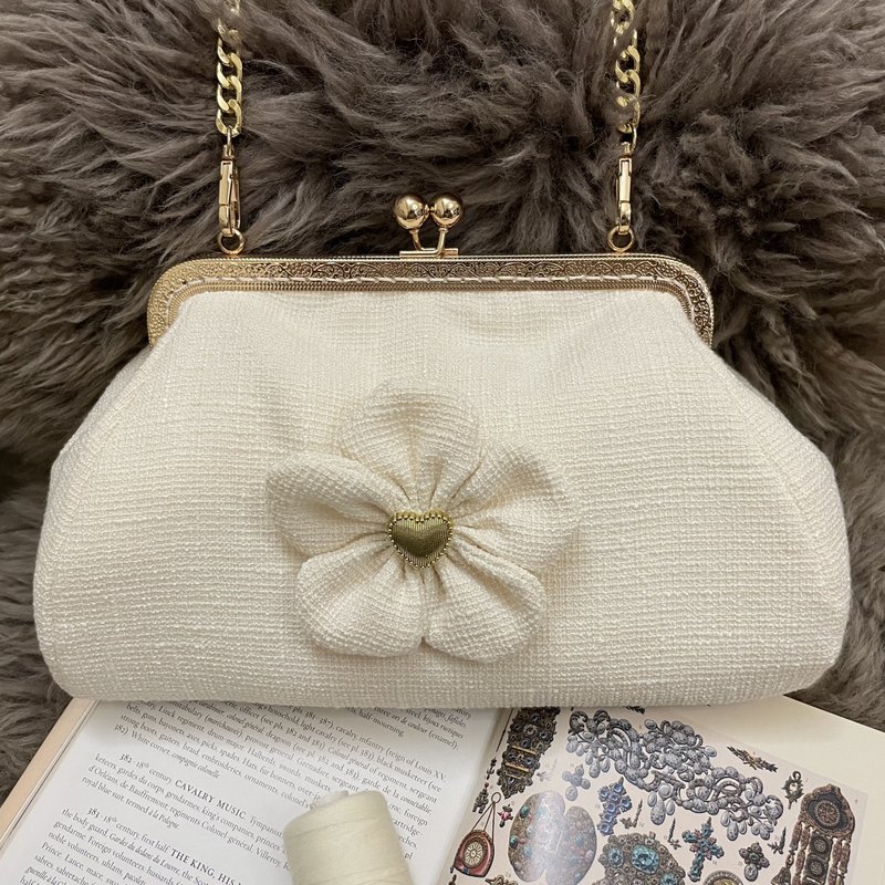 [Trianon Garden] Refurbished/2 way elegant white roving love flower decorated large mouth gold bag - Messenger Bags & Sling Bags - Other Materials White