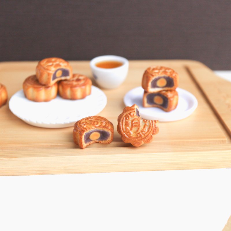 Cantonese style mooncake-yuan (ancient moon leaning on the lattice) take a bite of single single earring Mid-Autumn Festival mooncake - Earrings & Clip-ons - Clay Orange