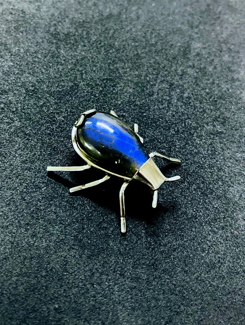 昆蟲胸針/天然藍色拉長石/原創手工製作 - 胸針 - 半寶石 