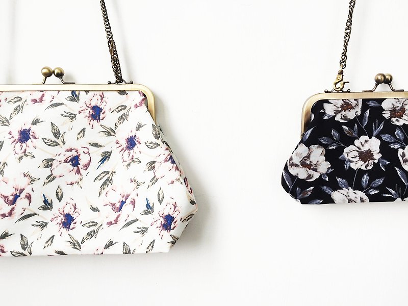 White flowers clasp frame bag/with chain/ cosmetic bag / shoulder bag  / portable package - กระเป๋าแมสเซนเจอร์ - เส้นใยสังเคราะห์ 