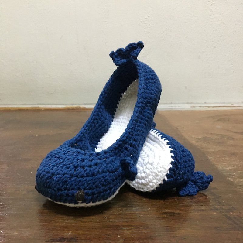 シロナガスクジラのかぎ針編みの靴-大人のためのクジラの家のスリッパ - ルームシューズ・スリッパ - コットン・麻 ブルー