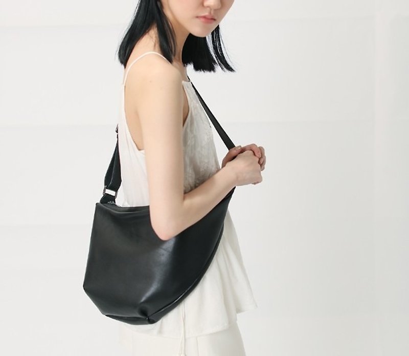 Minimalist line slant side backpack black - กระเป๋าแมสเซนเจอร์ - หนังแท้ สีดำ