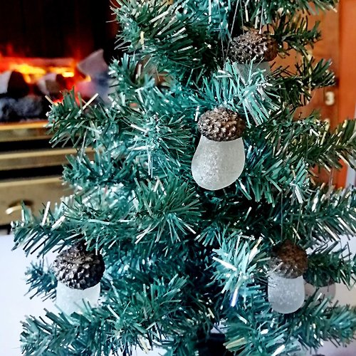 海玻璃給你 Sea Glass Acorn.Xmas tree decoration.White sea glass Christmas balls.Xmas gifts