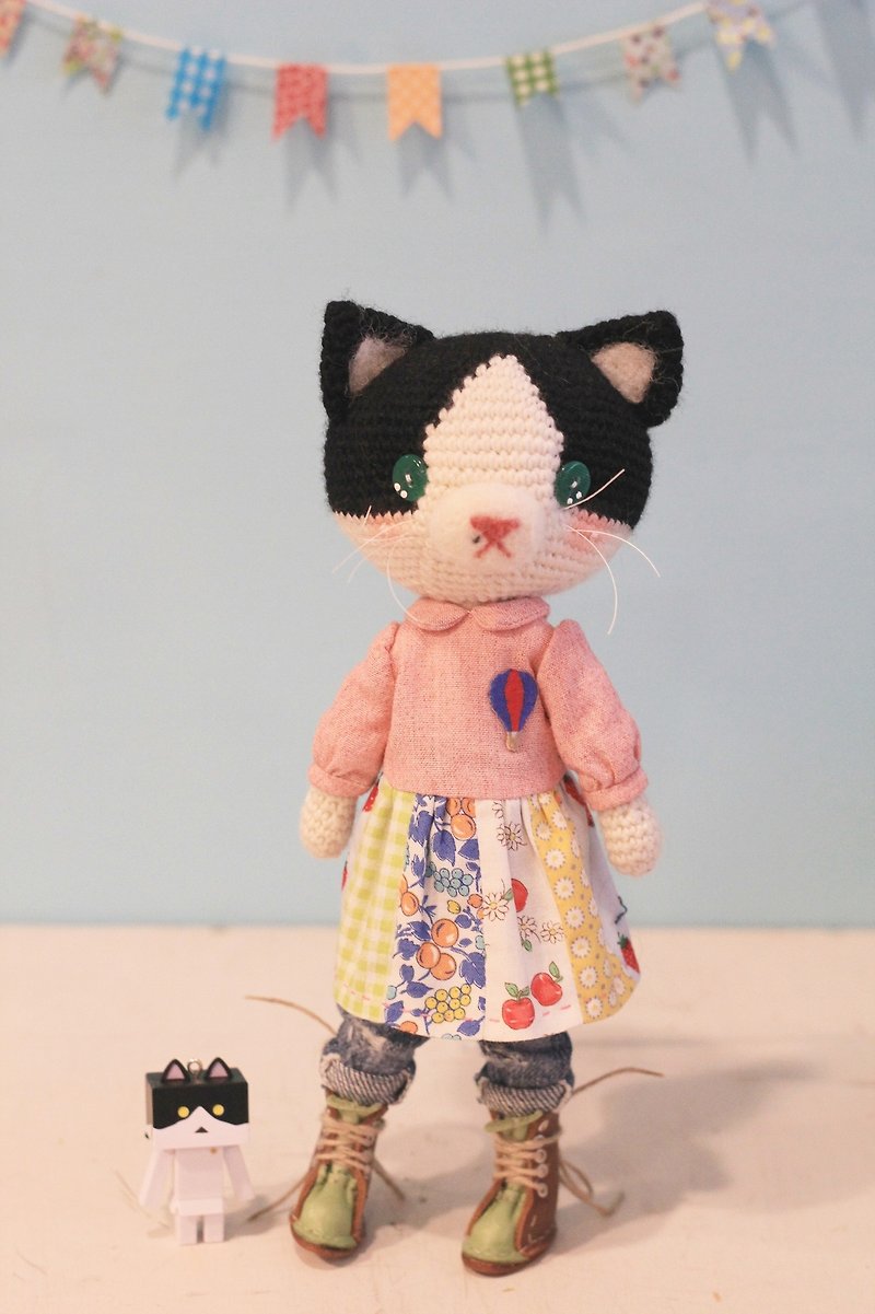 ミキは手作りの人形をデザインしています。動物の友達ミスベンツ猫。チャベベ - 知育玩具・ぬいぐるみ - ウール ブラック
