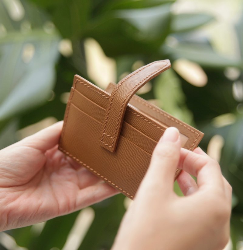 【カスタムギフト】クロスグレインレザー バックル付き 二つ折りカードケース IDケース 無料刻印 - 定期入れ・パスケース - 革 