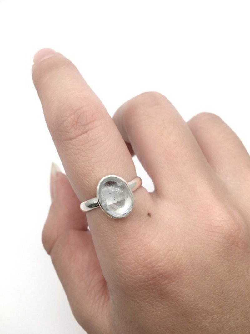 Seahorse Sapphire Simple Neoprene Ring in Sterling Silver Made in Nepal (Oval Gemstone) - แหวนทั่วไป - เครื่องเพชรพลอย สีน้ำเงิน
