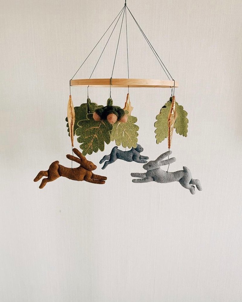 Running hares, oak leaves, felted acorns baby decor/奔跑的野兔、橡樹葉、氈制橡子和 3 顆金色星星 - Bedding - Eco-Friendly Materials Green