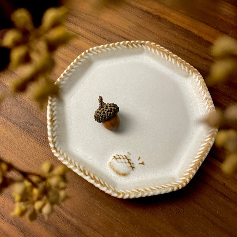 [Komaru Forest Relief] Acorn chestnut 15.5 cm octagonal dessert plate - Plates & Trays - Pottery Brown