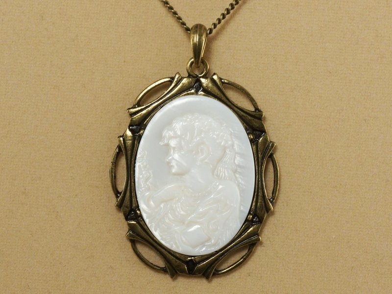 White Mother of Pearl Necklace Lady Girl Cameo Pendant Wedding Necklace Jewelry - 項鍊 - 貝殼 白色