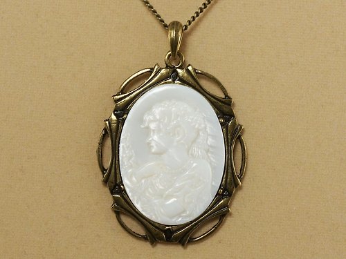 AGATIX White Mother of Pearl Necklace Lady Girl Cameo Pendant Wedding Necklace Jewelry