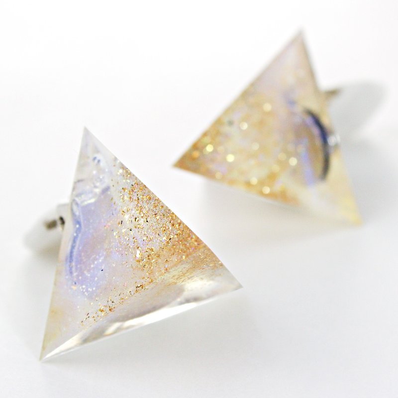 Triangle earrings (Yellow sand) - ต่างหู - วัสดุอื่นๆ สีทอง