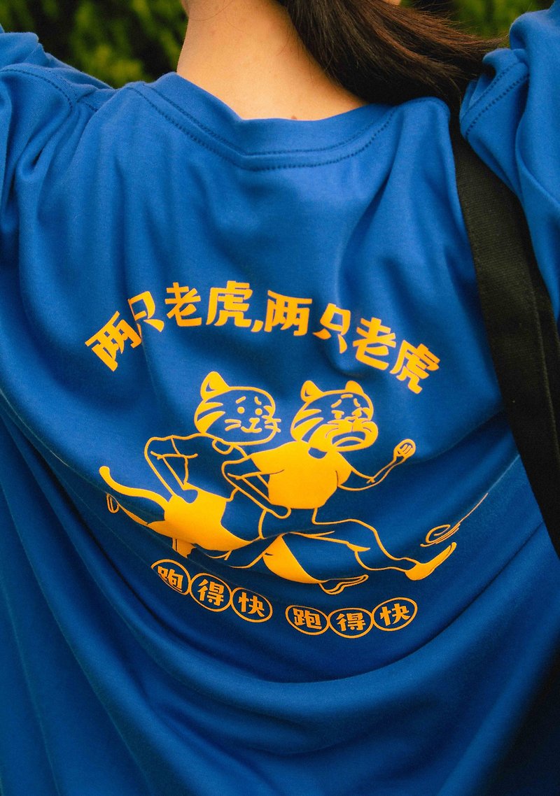 Two Tigers Embroidery Tee in Blue - เสื้อยืดผู้ชาย - ผ้าฝ้าย/ผ้าลินิน สีน้ำเงิน