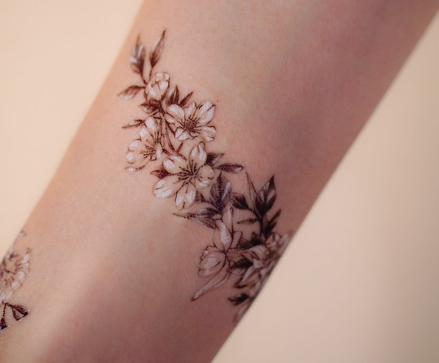 70 Gorgeous Flower Wrist Bracelet Tattoos for Women Ideas em 2023   Tatuagem de flor no braço Tatuagens de videira Tatuagem de manga