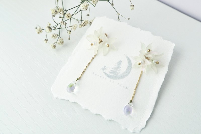 午夜的森林。桔梗花水滴耳墜。晨曦白 - 耳環/耳夾/耳骨夾 - 黏土 白色