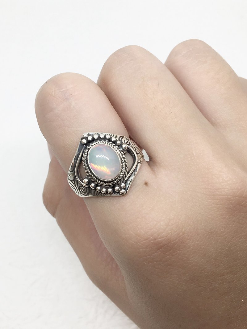 蛋白石925純銀民俗風格戒指 尼泊爾手工鑲嵌製作 - 戒指 - 寶石 銀色