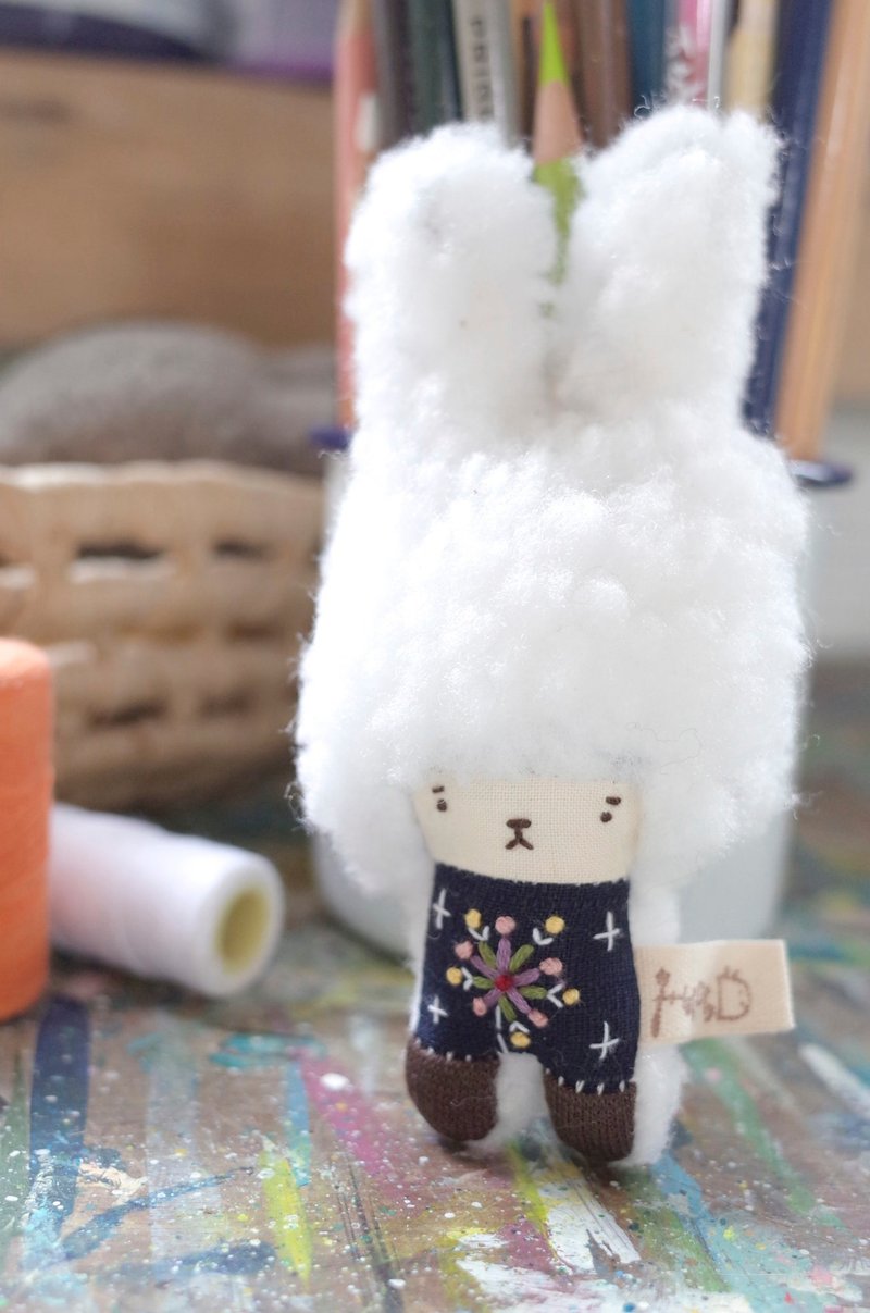 繡花小兔-白雪髮-煙火花-2019Flower051 - 公仔/玩偶 - 棉．麻 白色