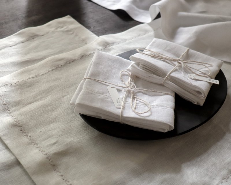 Ayuno rectangular linen napkin plain white. Embroidered leaf-shaped piping. Embroidered ball-shaped piping - ผ้ารองโต๊ะ/ของตกแต่ง - ผ้าฝ้าย/ผ้าลินิน ขาว