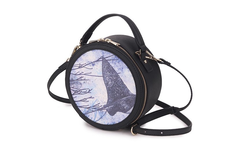 S8O Oil Painting Style Round Crossbody Bag Mysterious Ocean Series Black - กระเป๋าแมสเซนเจอร์ - เส้นใยสังเคราะห์ สีดำ