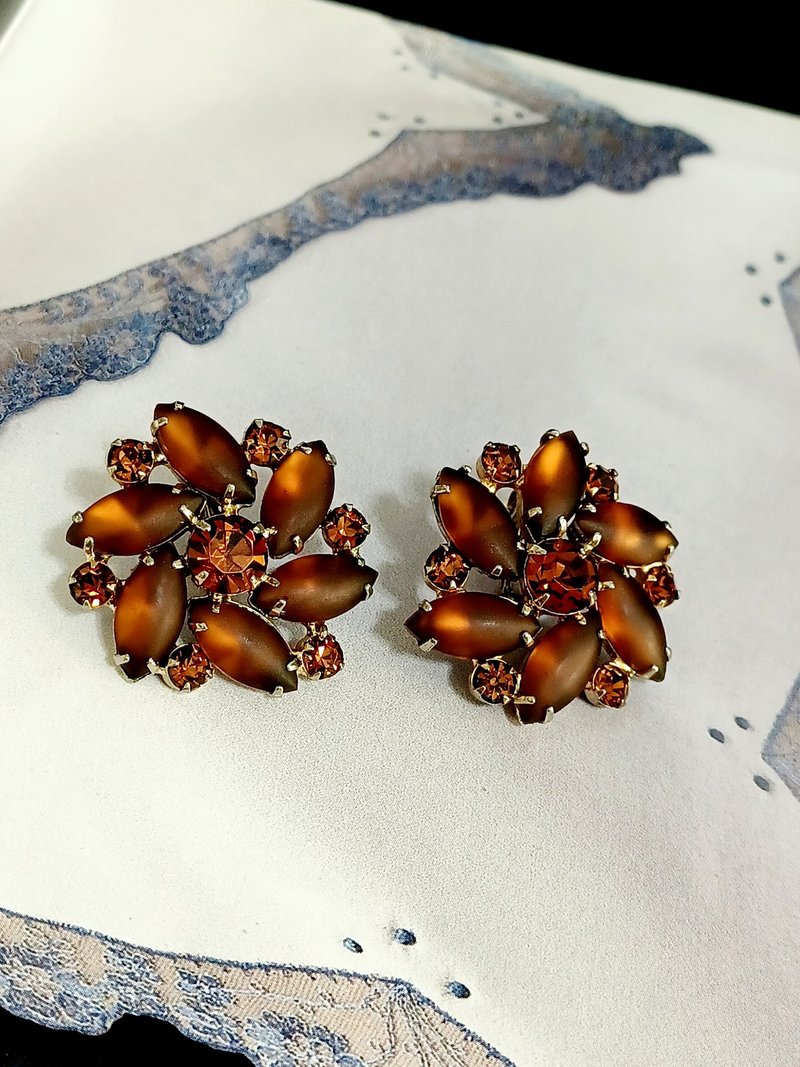 vintage jewelry  古董棕色霧感萊茵花卉夾式耳環 - 耳環/耳夾/耳骨夾 - 其他金屬 