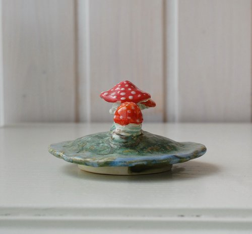 レトロなきのこ　陶器 陶器のふた きのこの置物 おとぎ話のスタイル ベニテングタケ科