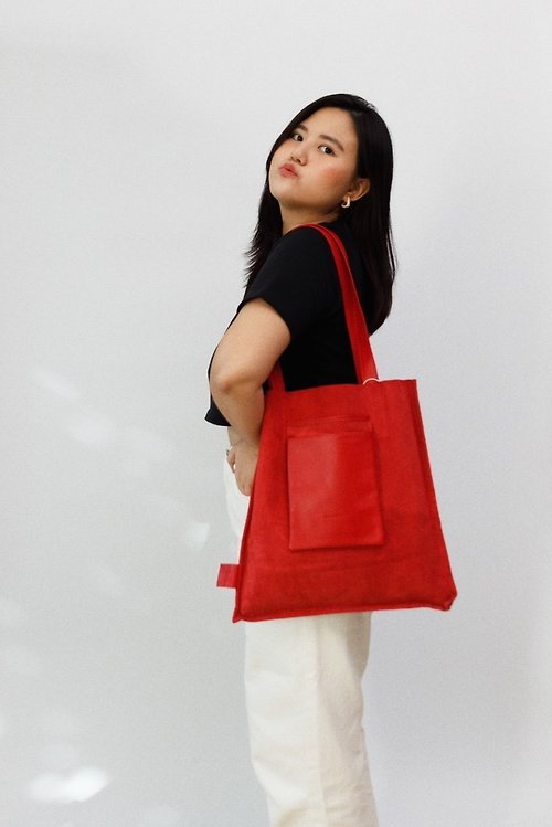 thedailyobjects the classic tote: genuine leather tote in red (reversible)