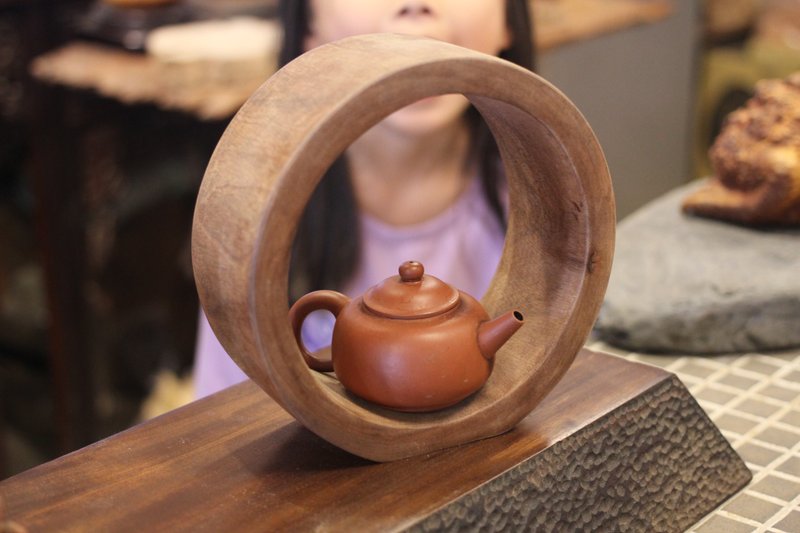 【送禮好物】樟木 圓形簍空立飾 三峽日月坊出品 - 擺飾/家飾品 - 木頭 