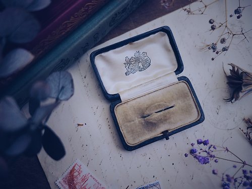 荏苒 - Vintage Jewelry 古董珠寶飾品 黑色壓凹邊皇冠獅子古董首飾盒－英國古董首飾物件